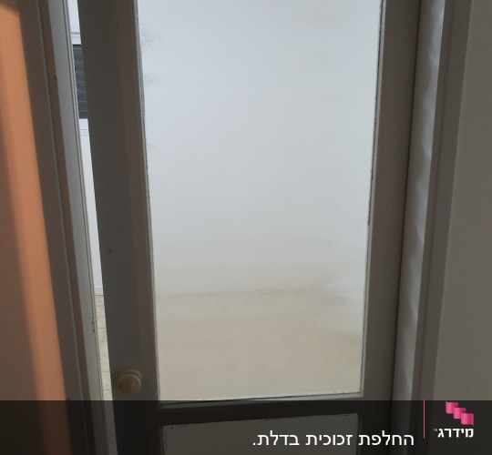 דלת זכוכית חלבית עם מסגרת מתכת